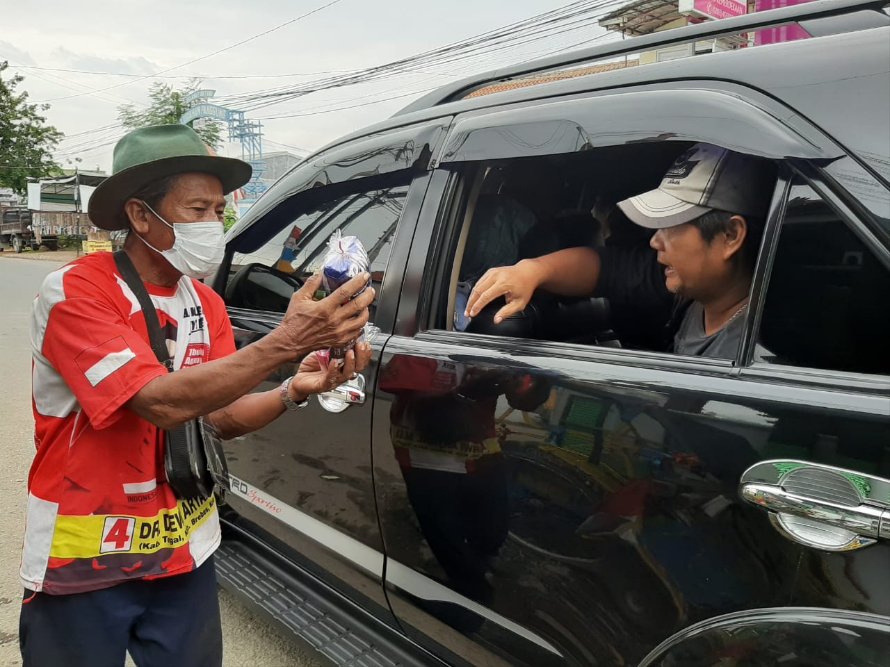 Aksi Giat Berbagi Rossa Resident Tegal di Hari Jum,at Barokah