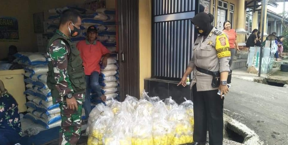 Pastikan Tepat Sasaran, Bhabinkamtibmas Bersama Babinsa Pantau Penyaluran BPNT di Desa Binaannya
