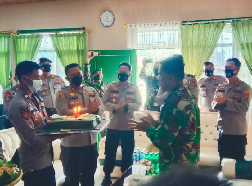 Kapolres Lamsel Beri Surprise, Gelar Ultah Dandim 0421/LS Dadakan Diruang Kerjanya