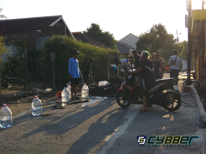 Setiap Sore Warga Kampung Hampor RW.15 Kelurahan Sukagalih Gotong Royong Perbaiki Jalan