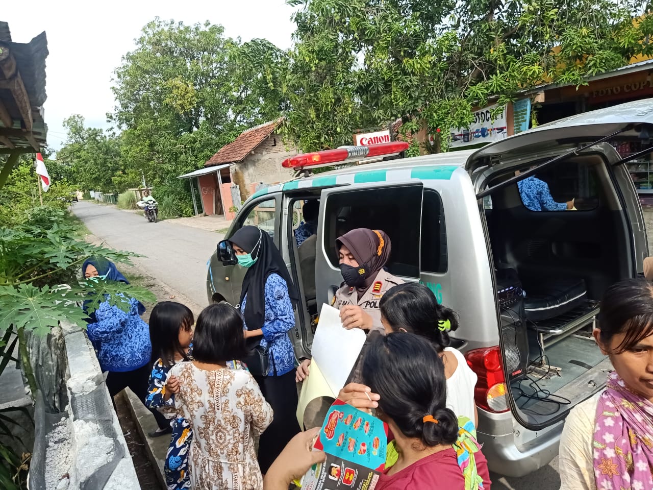 Woro-Woro ke Masyarakat, Kapolsek Losari Edukasi Prokes di Desa Negla