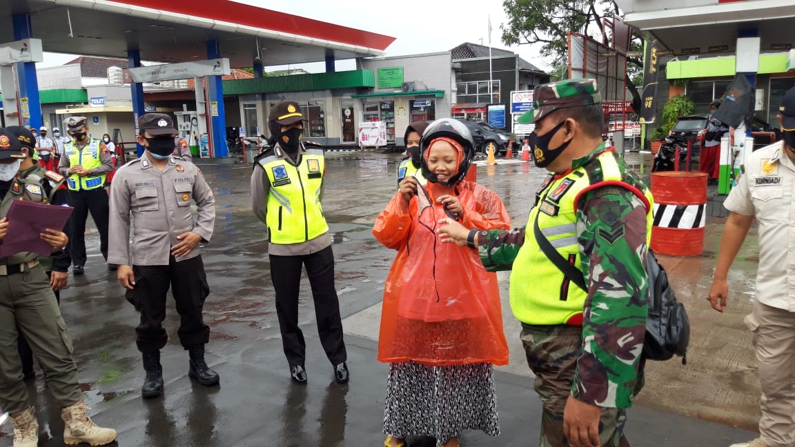 Kabagops Pimpin Langsung Pengawasan dan Monitoring Hari Kedua Program Jateng 2 Hari di Rumah Saja