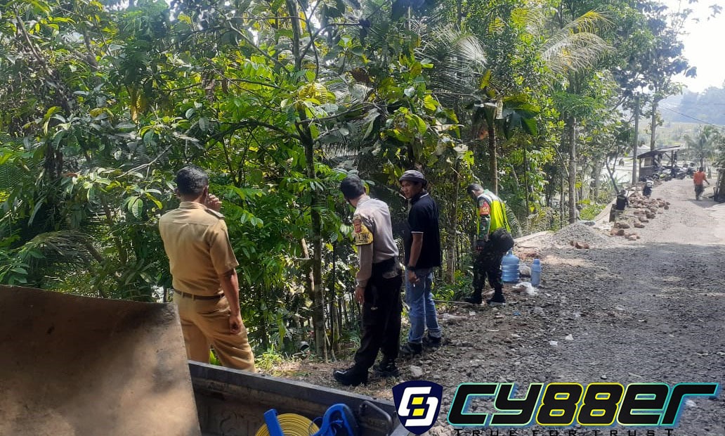 Bhabinkamtibmas Kel.Cipamengpeuk monitoring pembagunan Dranase dan TPT