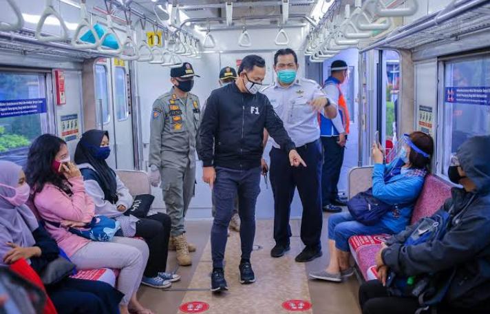 Senin dini hari, Antrean dari Pintu Masuk Stasun Bogor Sampai Masuk Gerbong 30-40 menit