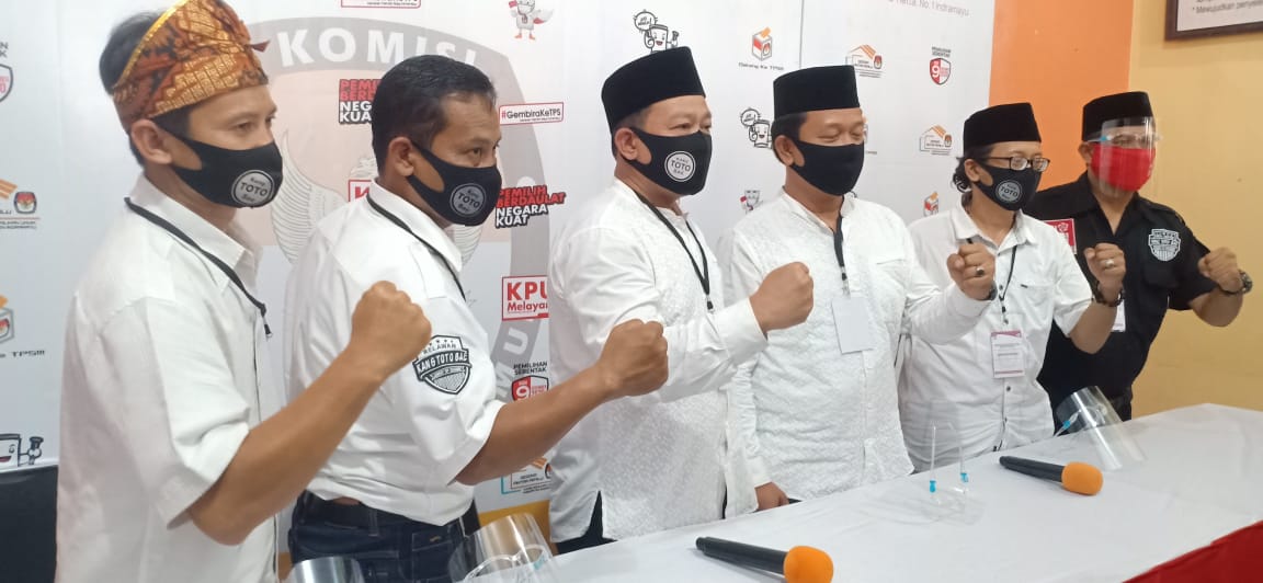 Dikawal Ribuan Pendukun, Pasangan Independen Toto-Deis Resmi Mendaftar ke KPUD Indramayu