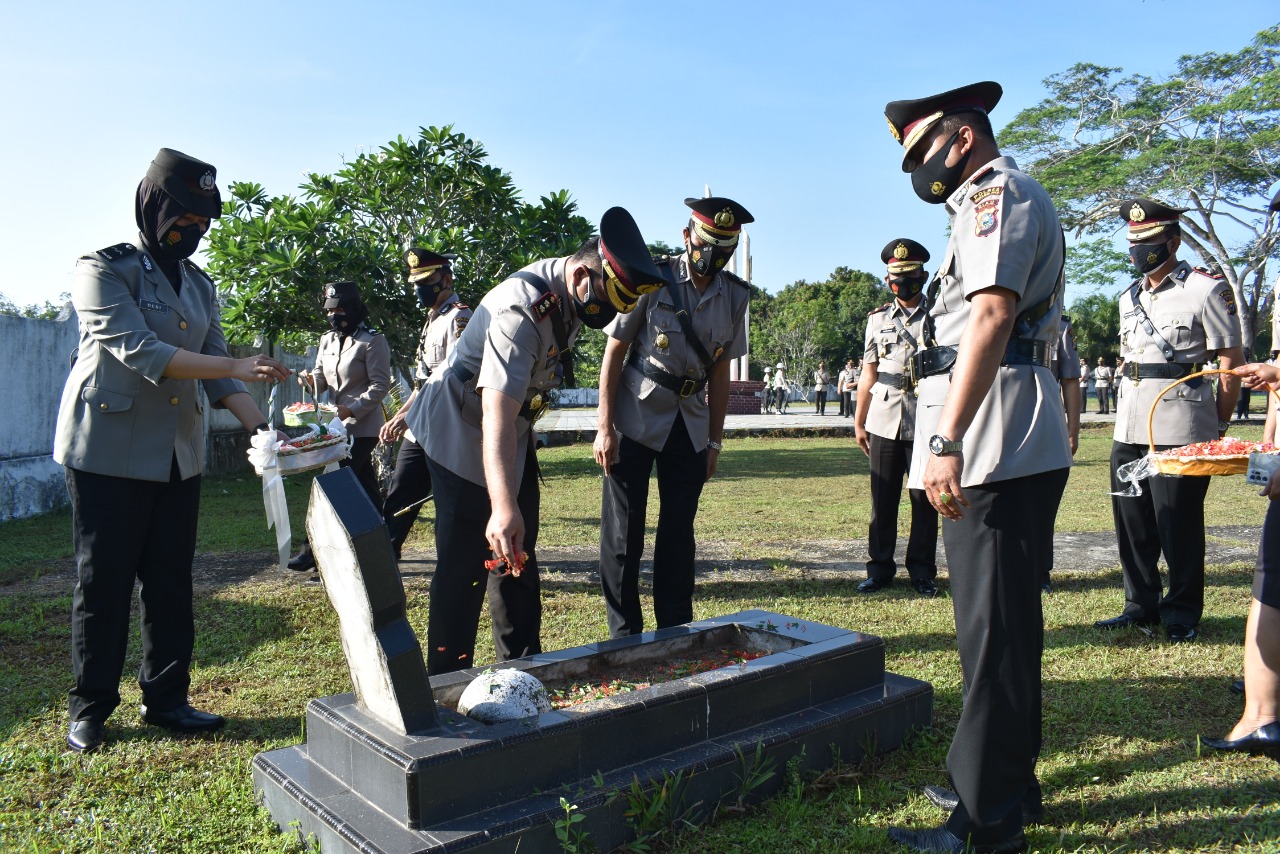 Kapolres Inhu Pimpin Ziarah Makam Pahlawan Sempena Hari Bhayangkara ke -75