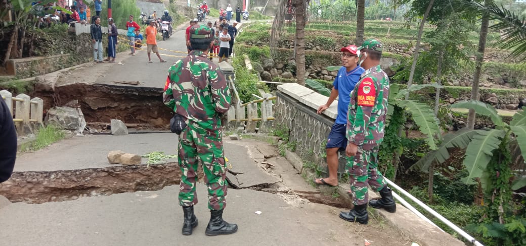 Kodim 0615 Kuningan Pantau Jembatan Penghubung Desa Ciherang - Jambar Amblas