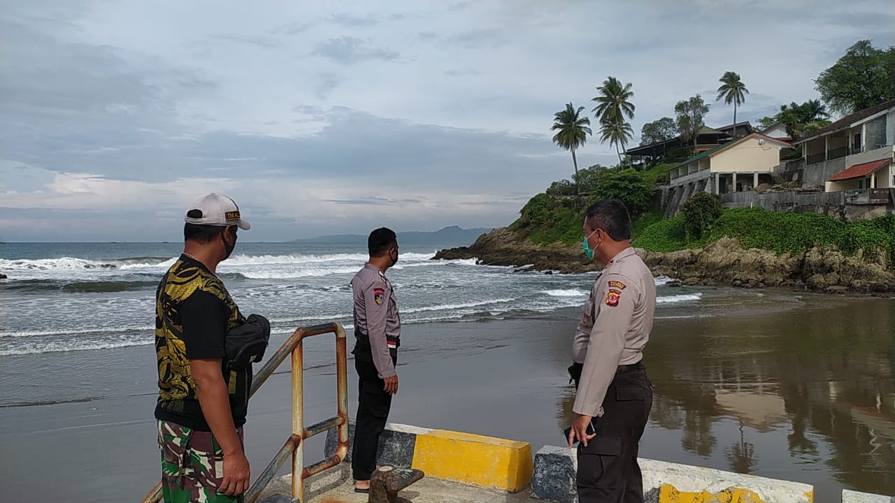 Dua Orang Anak Hilang Digulung Ombak Pantai Karang Sari Palabuhanratu