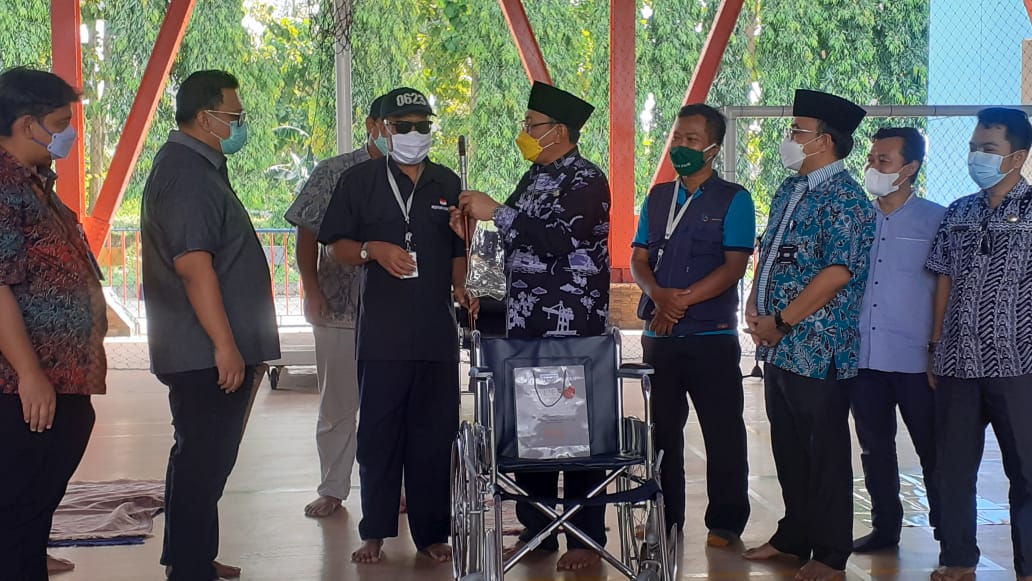 PT Krakatau Tirta Industri Menyerahkan Bantuan Kepada para Disabilitas dan Tuna Netra