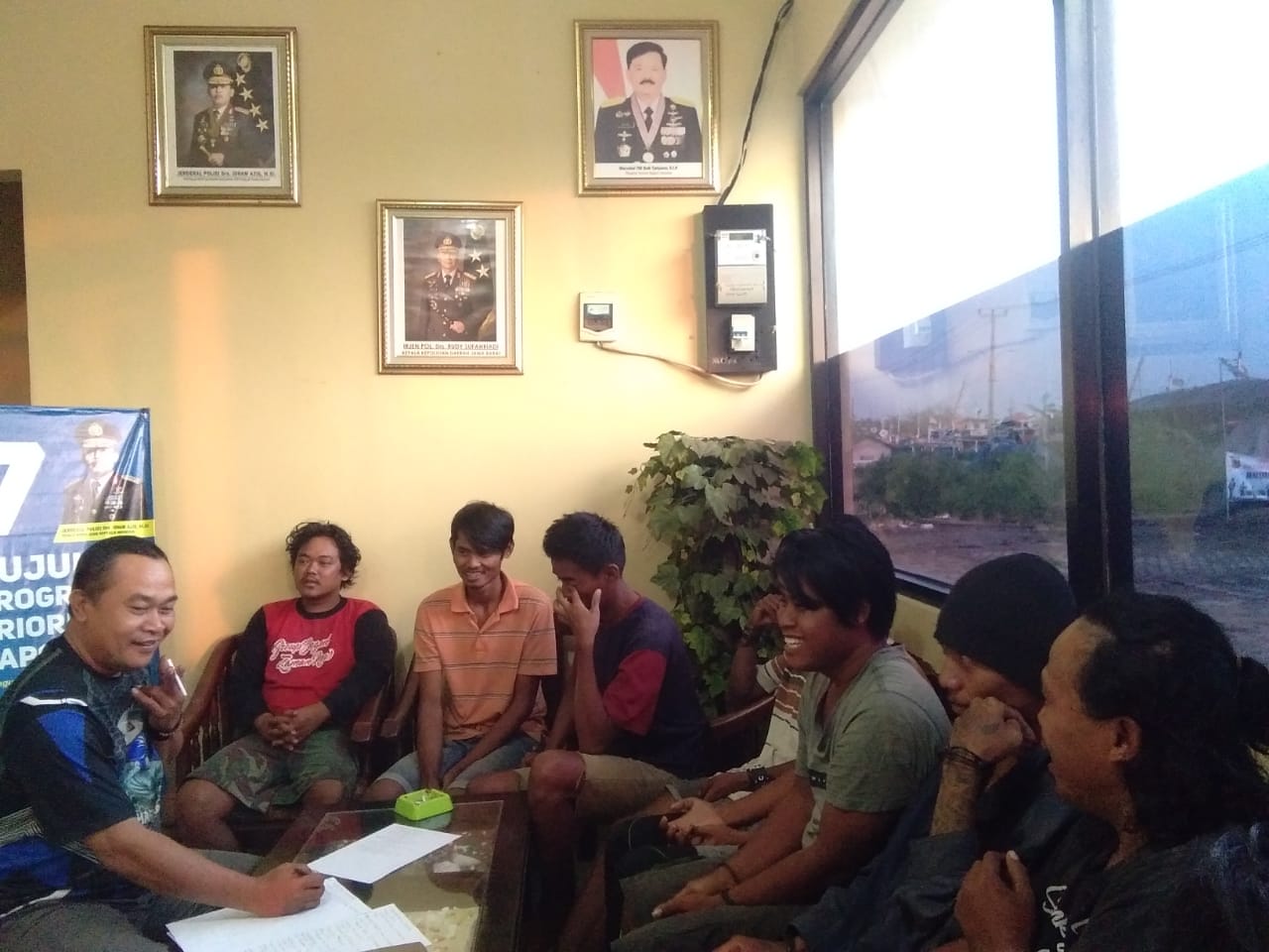 17 Korban Selamat Dari Km.Alam Jaya Makmur, Berhasil di Evakuasi Oleh Pol Air Polres Indramayu