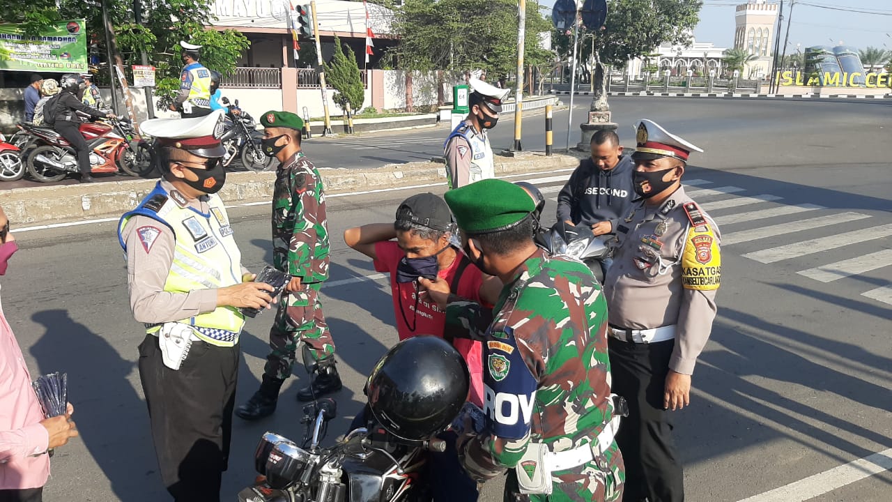 Cegah Covid-19 TNI Polri Bersinergi Bagikan Masker Pada masyarakat