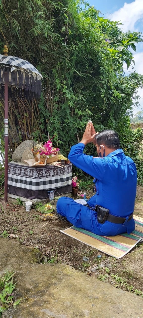 Personil Polairud melaksanakan giat sembahyang  Sebagai Wujud Bhakti Kepada Tuhan YME