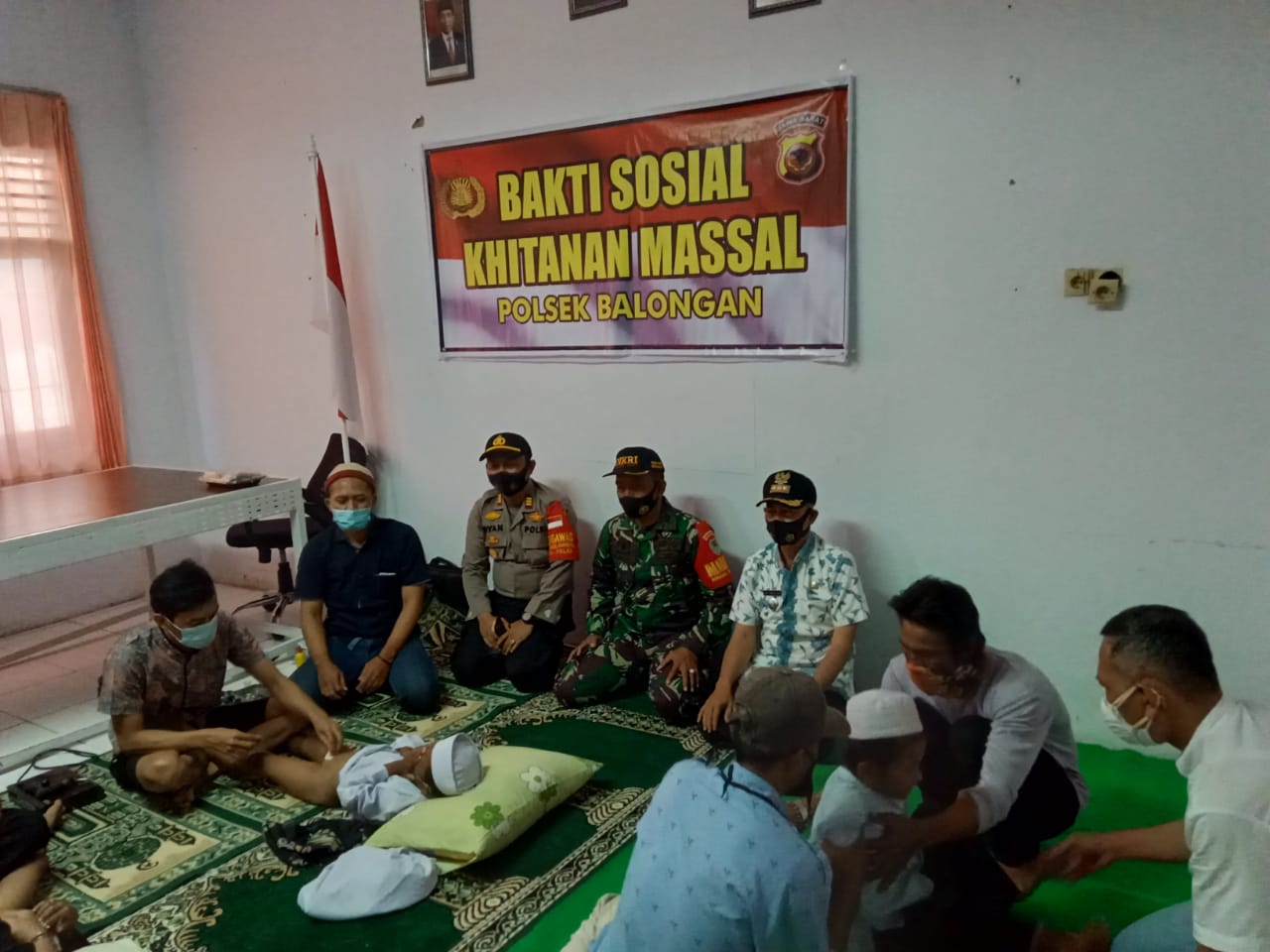 Polsek Balongan Gelar Kitanan Masal Pada 10 Anak dari Kecamatan Balongan