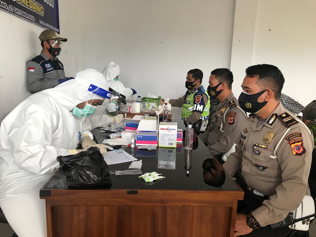 Sat lantas Polres Sumedang Melaksanakan Bhakti  Sosial Rapid Test