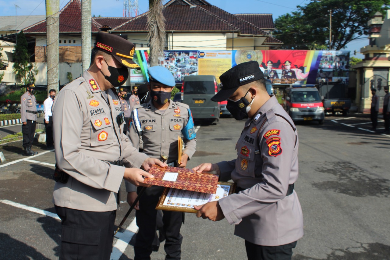 Raih Prestasi Kerja, Brigadir Eric Dapat Penghargaan dari Kapolres Ciamis Polda Jabar