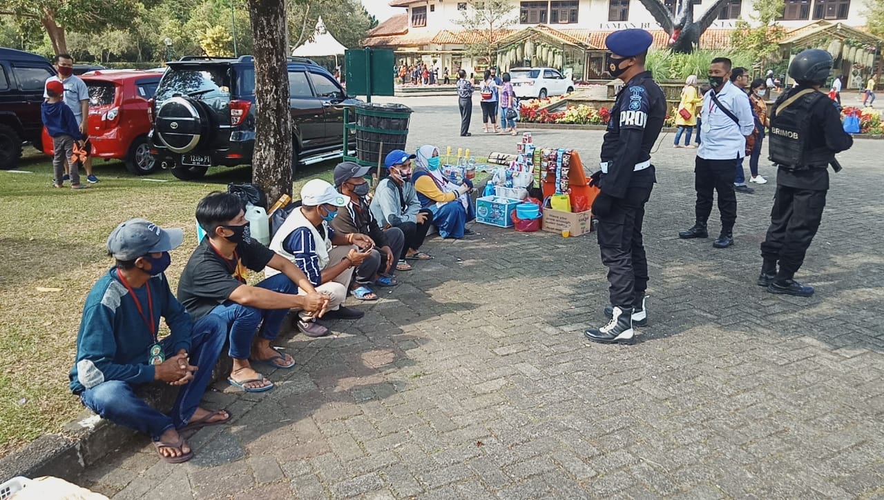 Sat Brimob Polda Jabar Beri Himbauan Dan Edukasi Protokol Kesehatan Pada Wisatawan Yang Berkunjung ke Taman Bunga Nusantara Cianjur 
