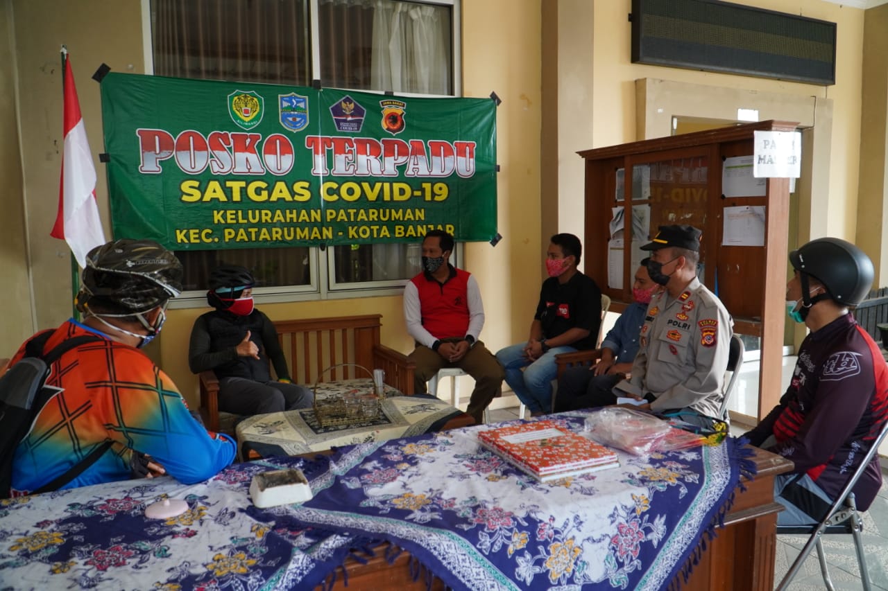 Kembali Bersepeda, Kapolres Banjar Cek Posko PPKM Skala Mikro di Pataruman 