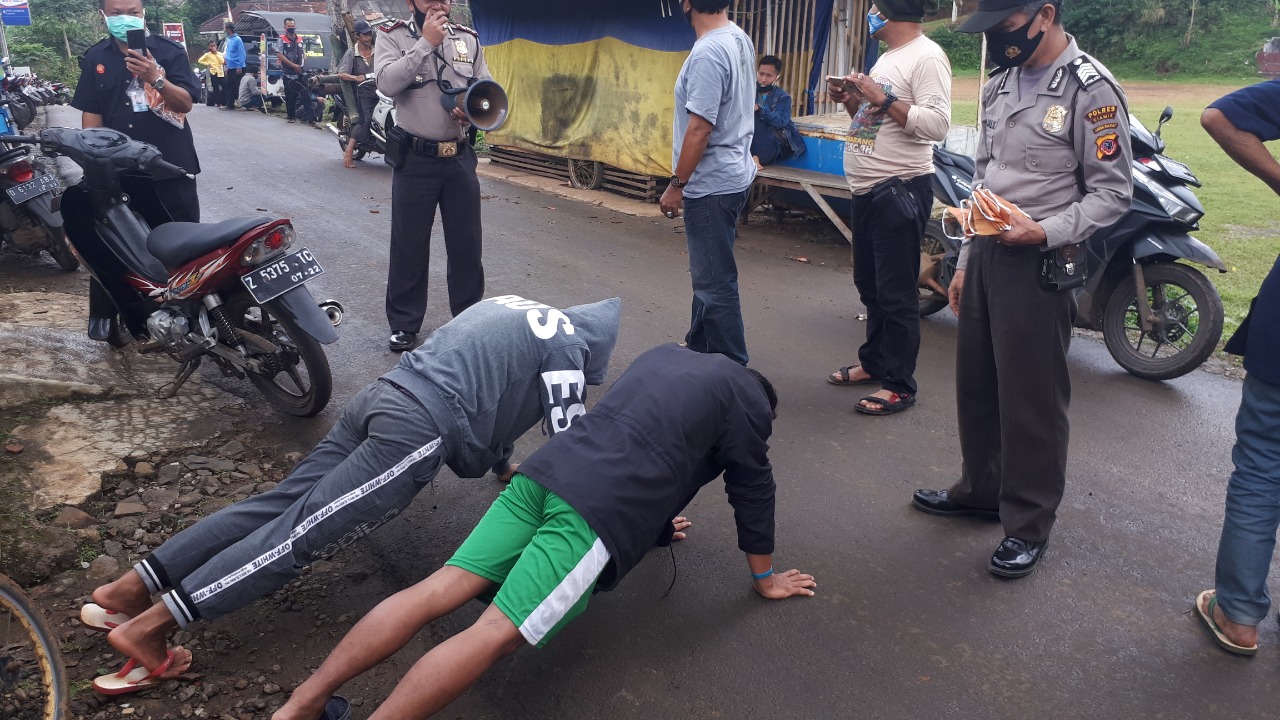 Pelanggar Protokol Kesehatan Kena Sanksi Saat Ops Yustisi Polsek Langkaplancar Polres Ciamis Polda Jabar