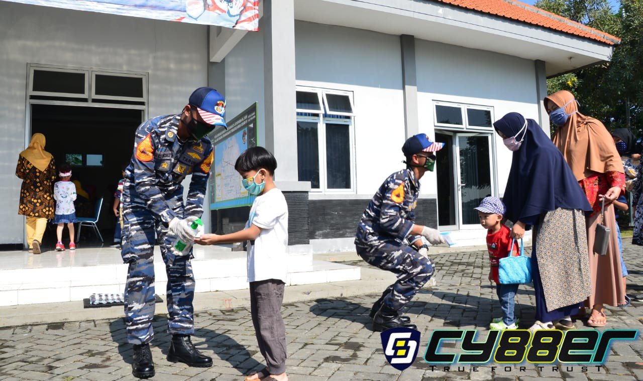Bantu Ringankan Masyarakat Terdampak Covid-19, Taruna AAL Bagikan Sarapan Pagi