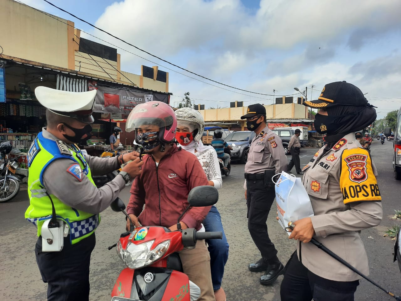Apresiasi Warga Patuh Protokol Kesehatan, Kapolres Banjar Beri Hadiah
