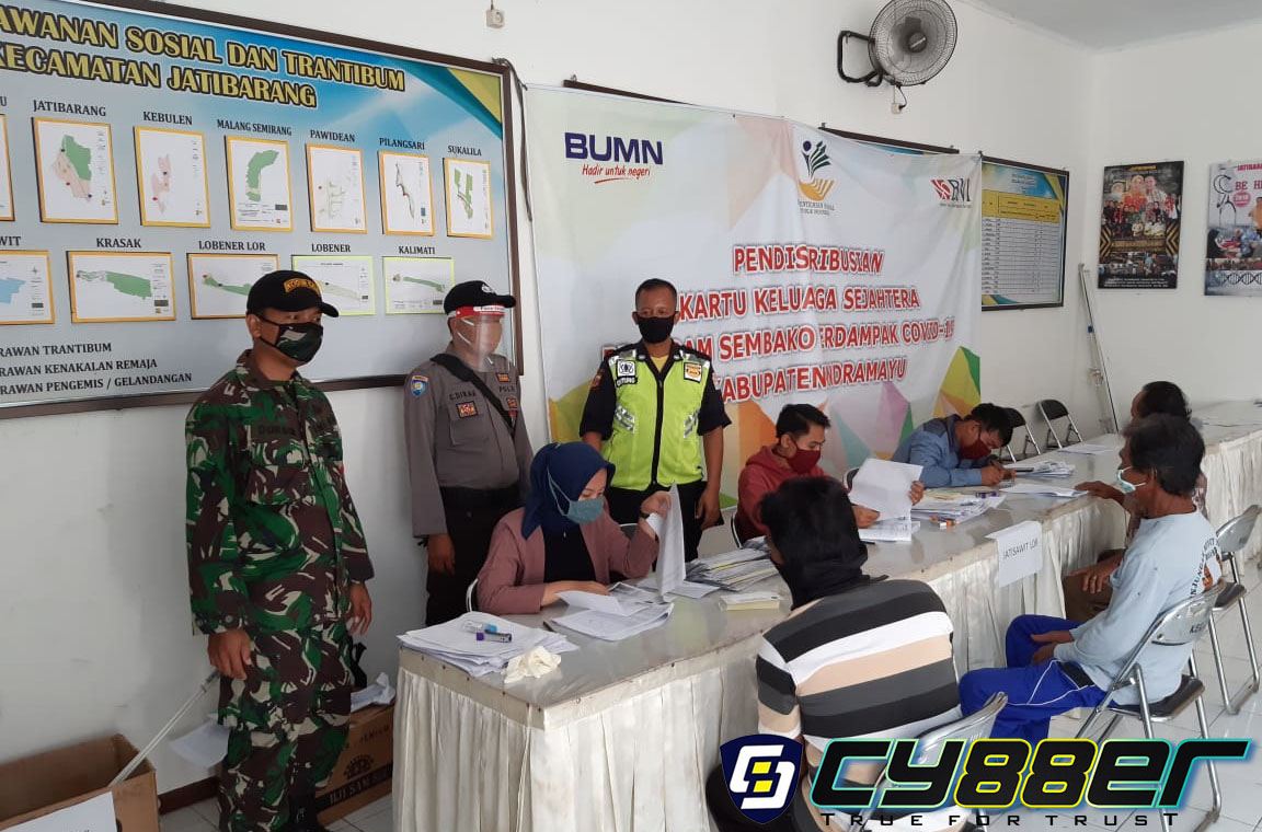 Polsek Jatibarang Kawal Pembagian Kartu KKS Untuk Tiga Desa di Wilayah Jatibarang