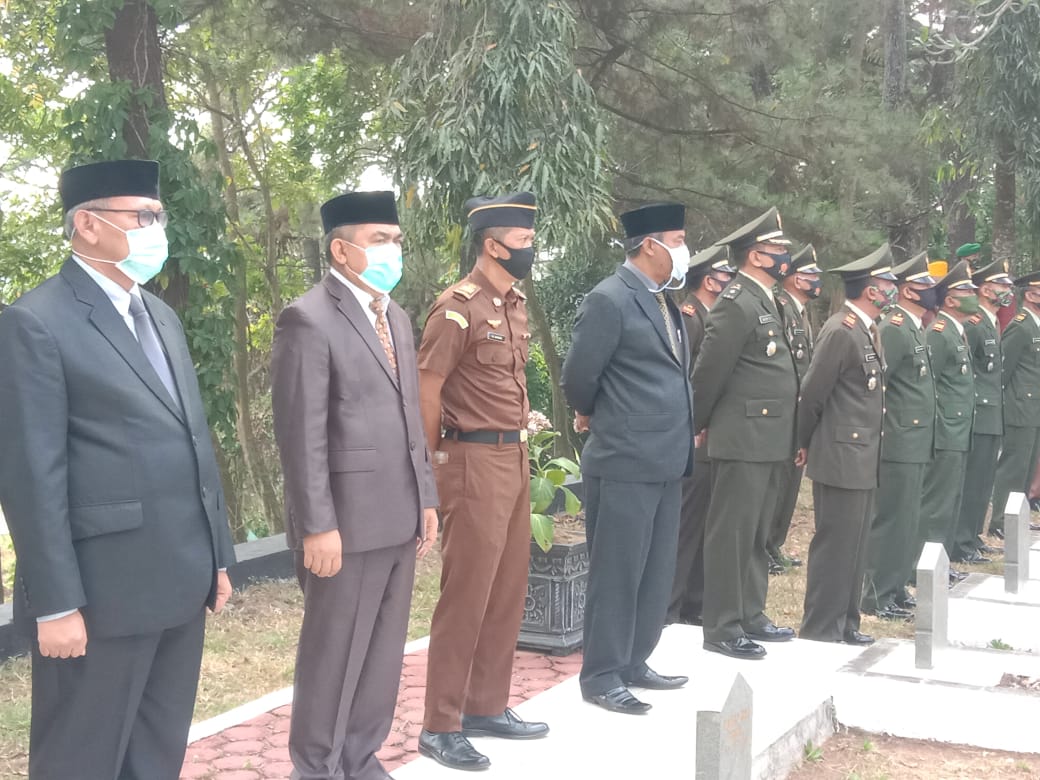 Dandim 0615 Pimpin Upacara HUT TNI ke-75 dan Ziarah Nasional di Taman Pahlawan Hurduni Kuningan