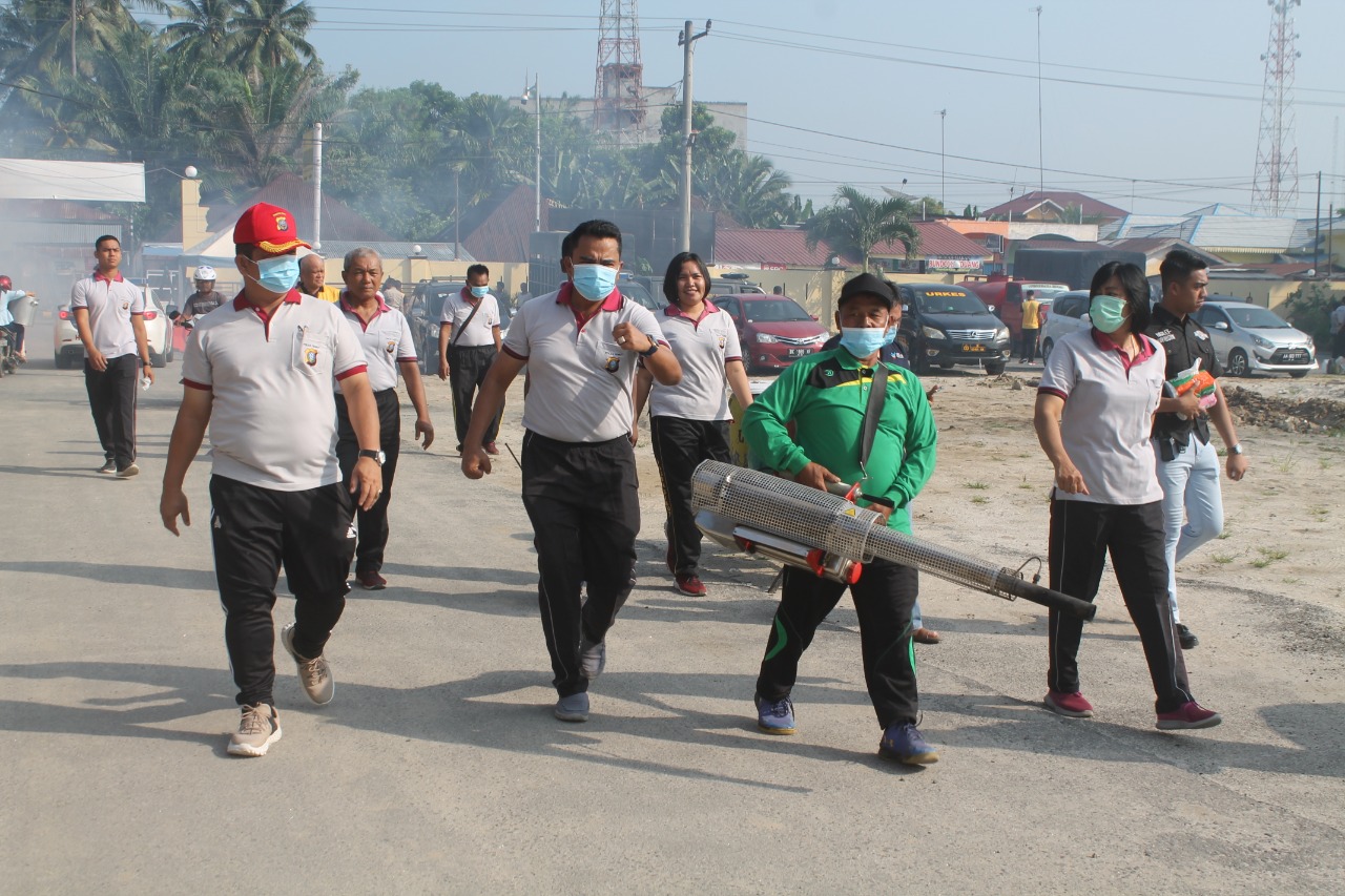 Kapolres Batubara melakukan Bersih bersih di Mapolres Batubara guna Antisipasi Virus Corona