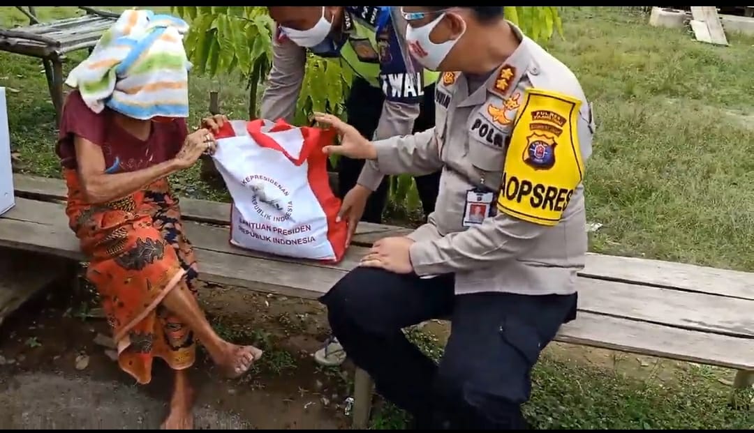 Kapolres Pulang Pisau Beserta Polsek Jajaran Salurkan Bantuan Presiden Hingga Pelosok Desa