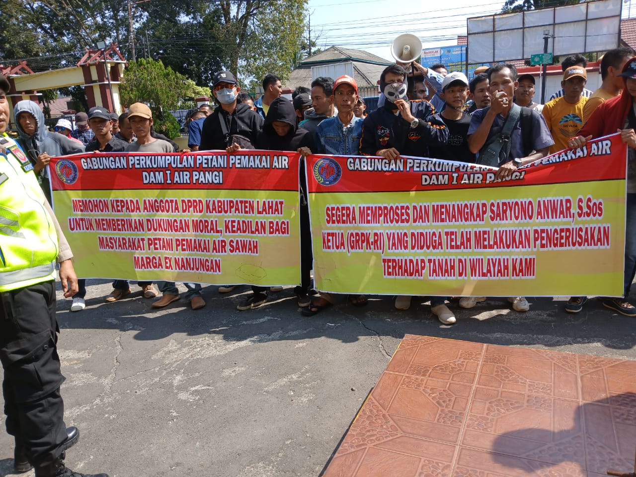 Diduga ada Rekayasa Soal Enam Tersangka pada Proyek DAM1 Irigasi Sungai Pangi Desa Pandan Arang Kikim Selatan, Ratusan Massa Gelar Aksi Damai di Halaman PN Lahat