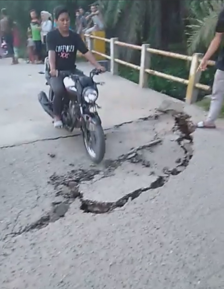 Jembatan Penghubung Dua Desa Dikecamatan Simangambat Paluta Ambruk