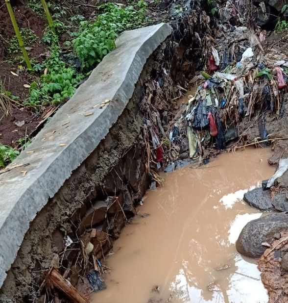 Warga Keluhkan Pekerjaan TPT Makam di Blok Cikondang Desa Sukamaju yang Disinyalir Asal-Asalan