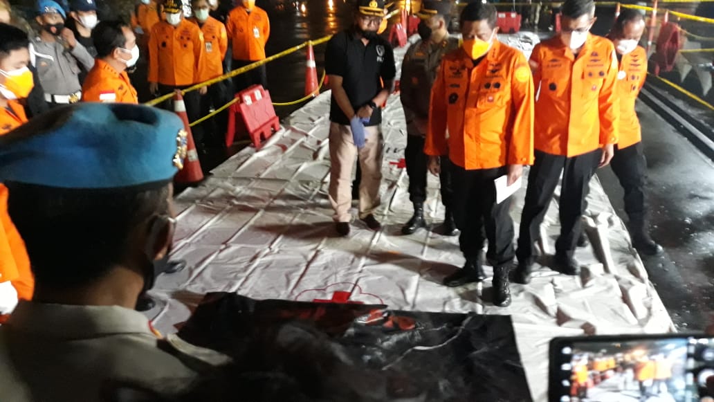 Basarnas Serahkan Serpihan Diduga Sriwijaya Air SJ 182 ke DVI