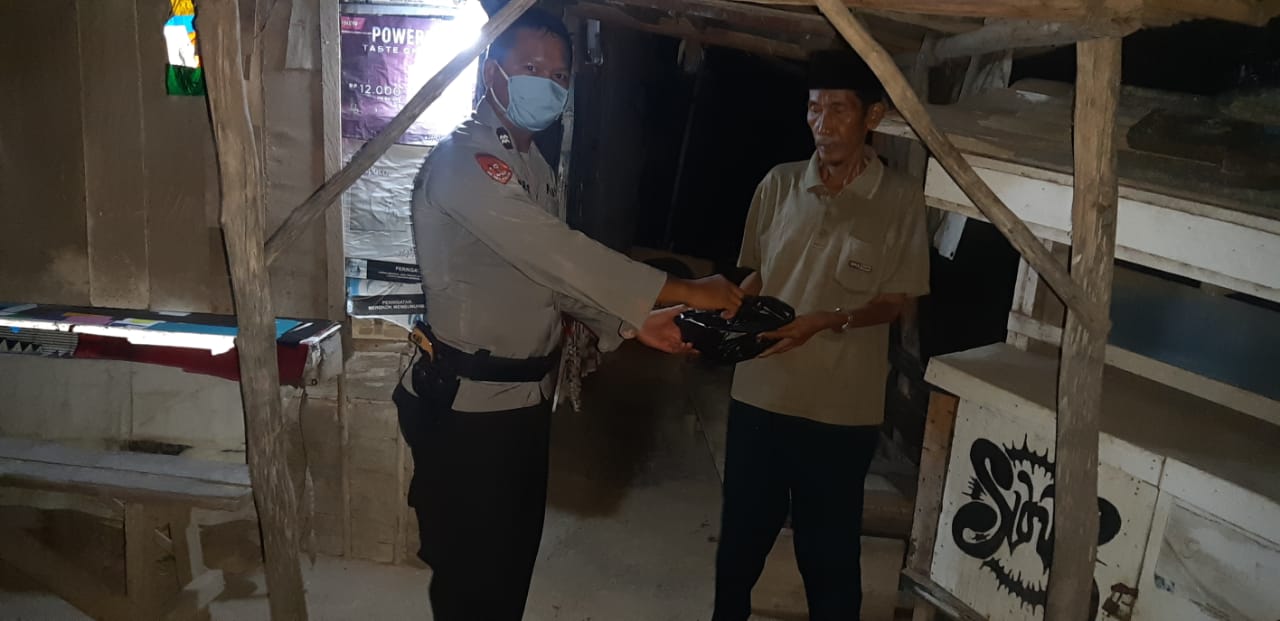 Polsek Bongas Gandeng Koramil Bagikan 100 Nasi Kotak Menjelang Sahur