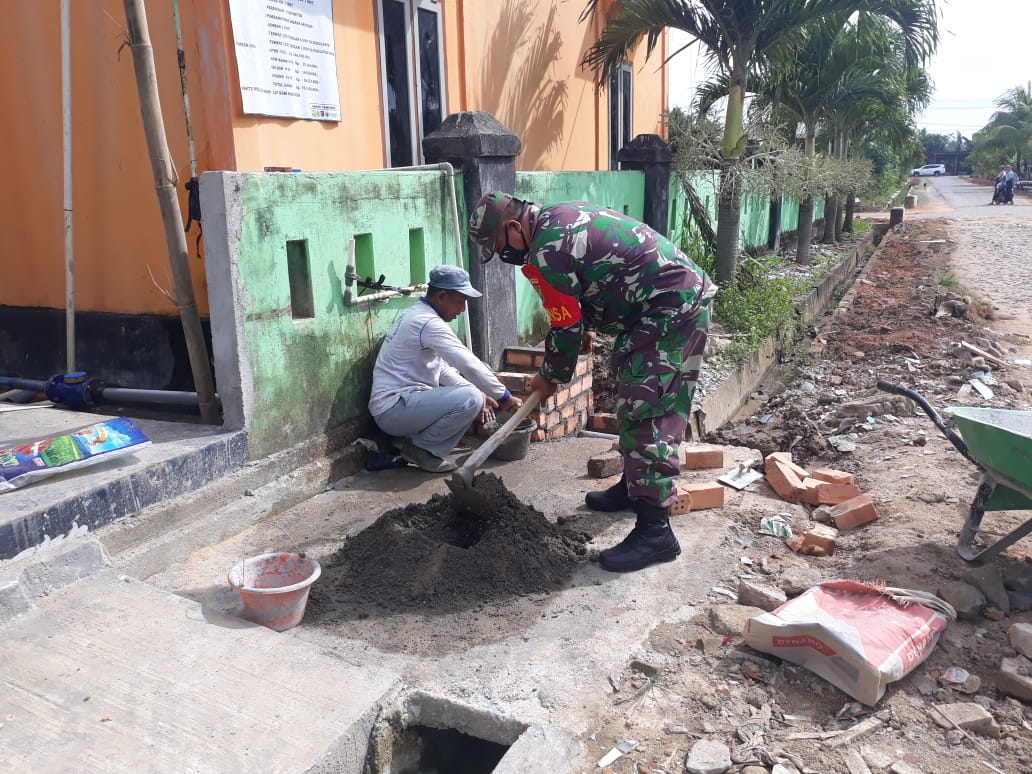 Serda J Panani Anggota Kodim 0426/TB Giat Gotong Royong Bersama Warga Binaanya