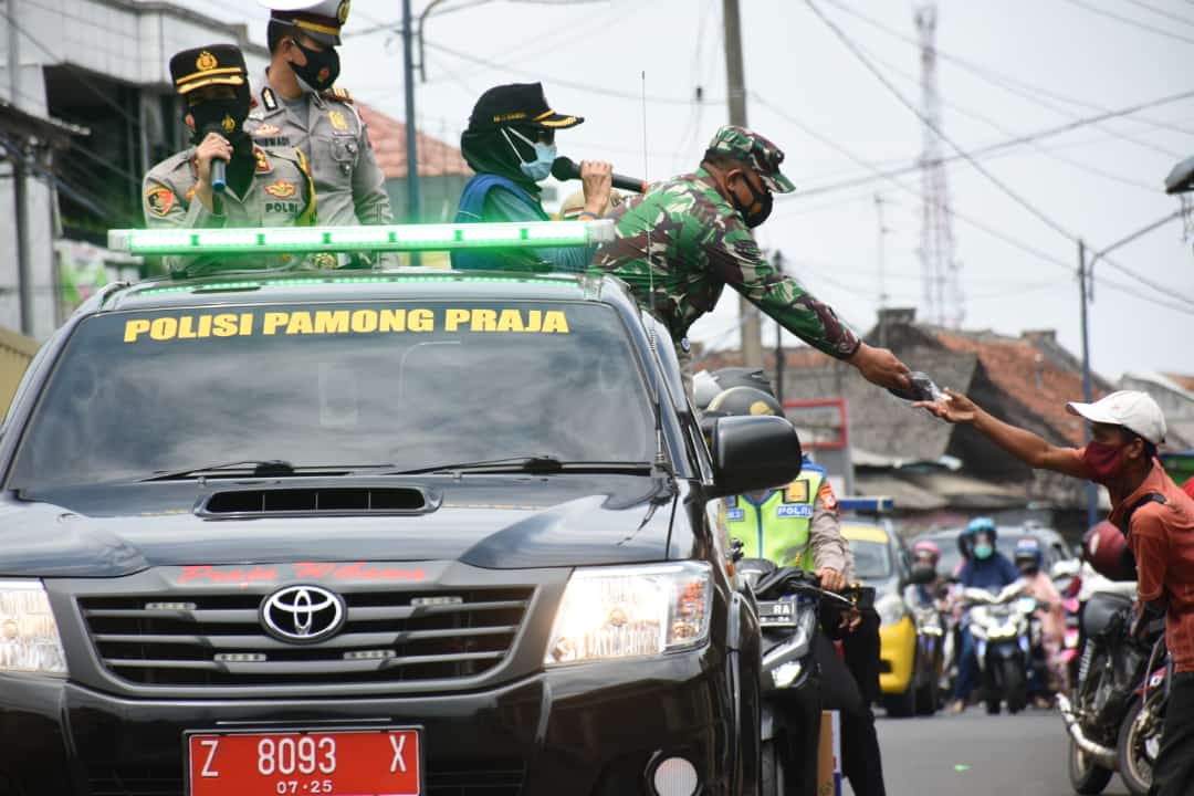 Memasuki PPKM Tahap 3 Skala Mikro, Walikota Banjar bersama Kapolres Banjar Woro-woro dan Bagikan Masker