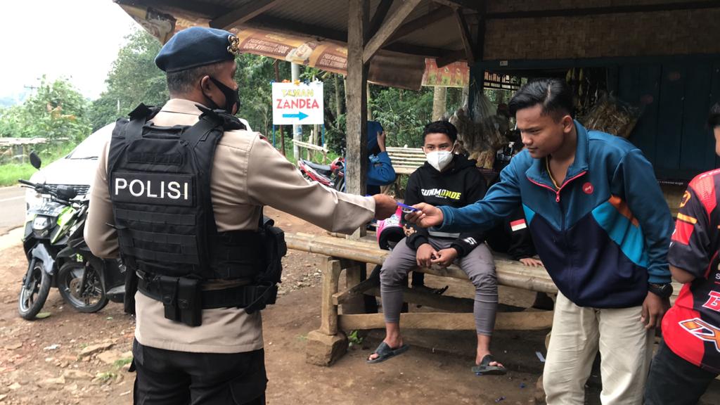 Tegur Remaja yang Tak Gunakan Masker, Sat Brimob Polda Jabar : Jangan Main-Main dengan Corona