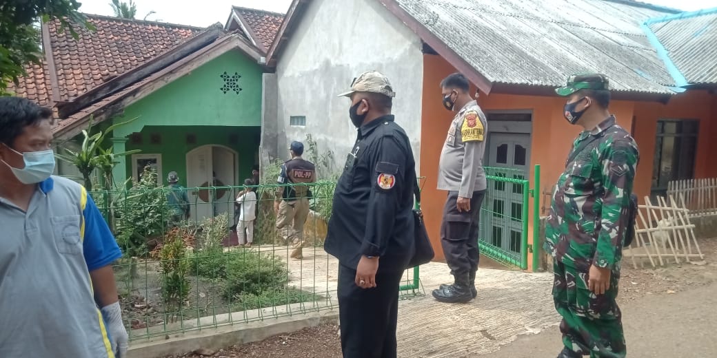 Kades, Babinsa dan Bhabinkamtibmas Cilopang Semprot Disinfektan