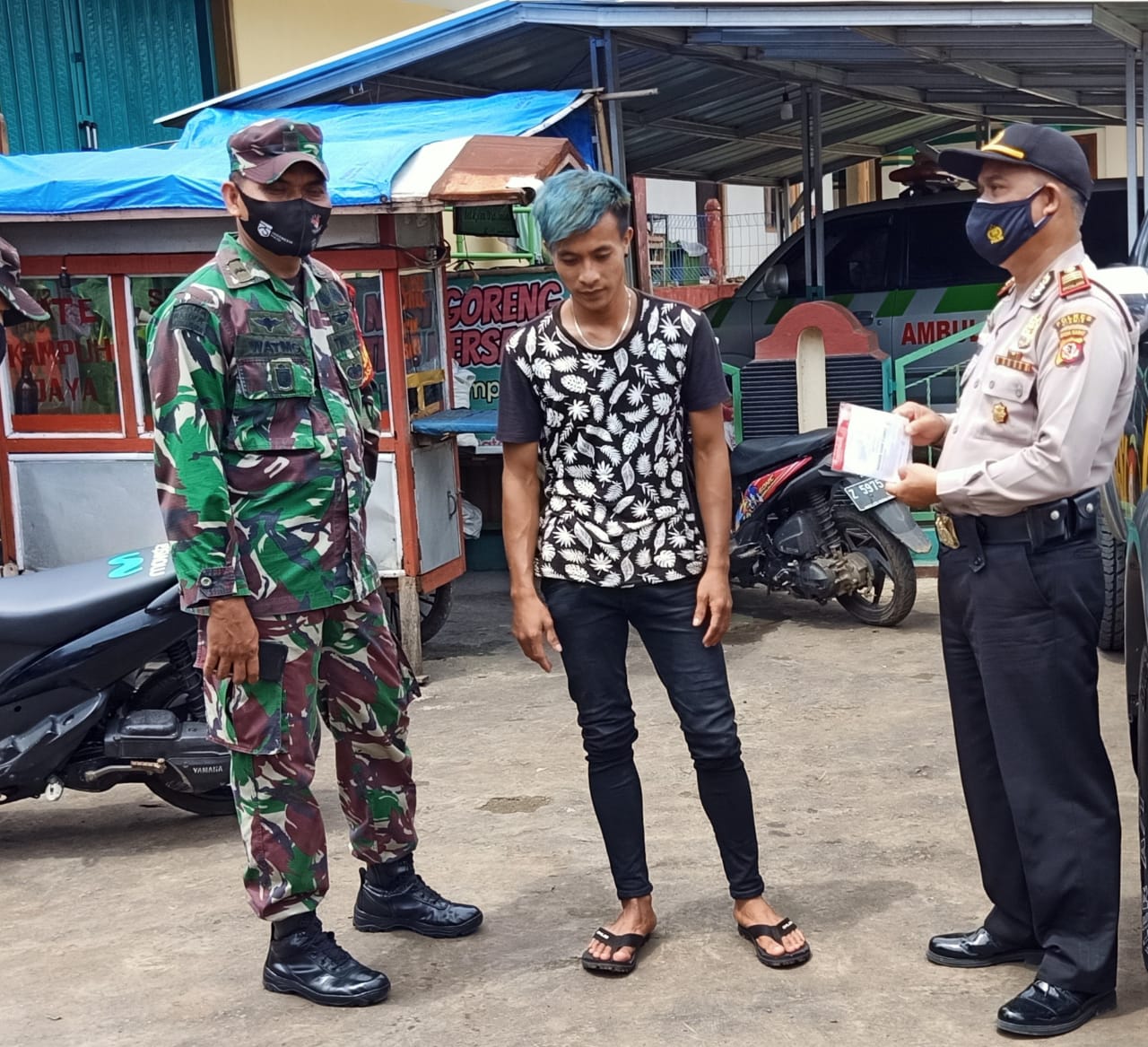 Kapolsek Cimaragas Bersama  TNI Lakukan Tindakan Tegas Pada Beberapa Pelanggar Prokes