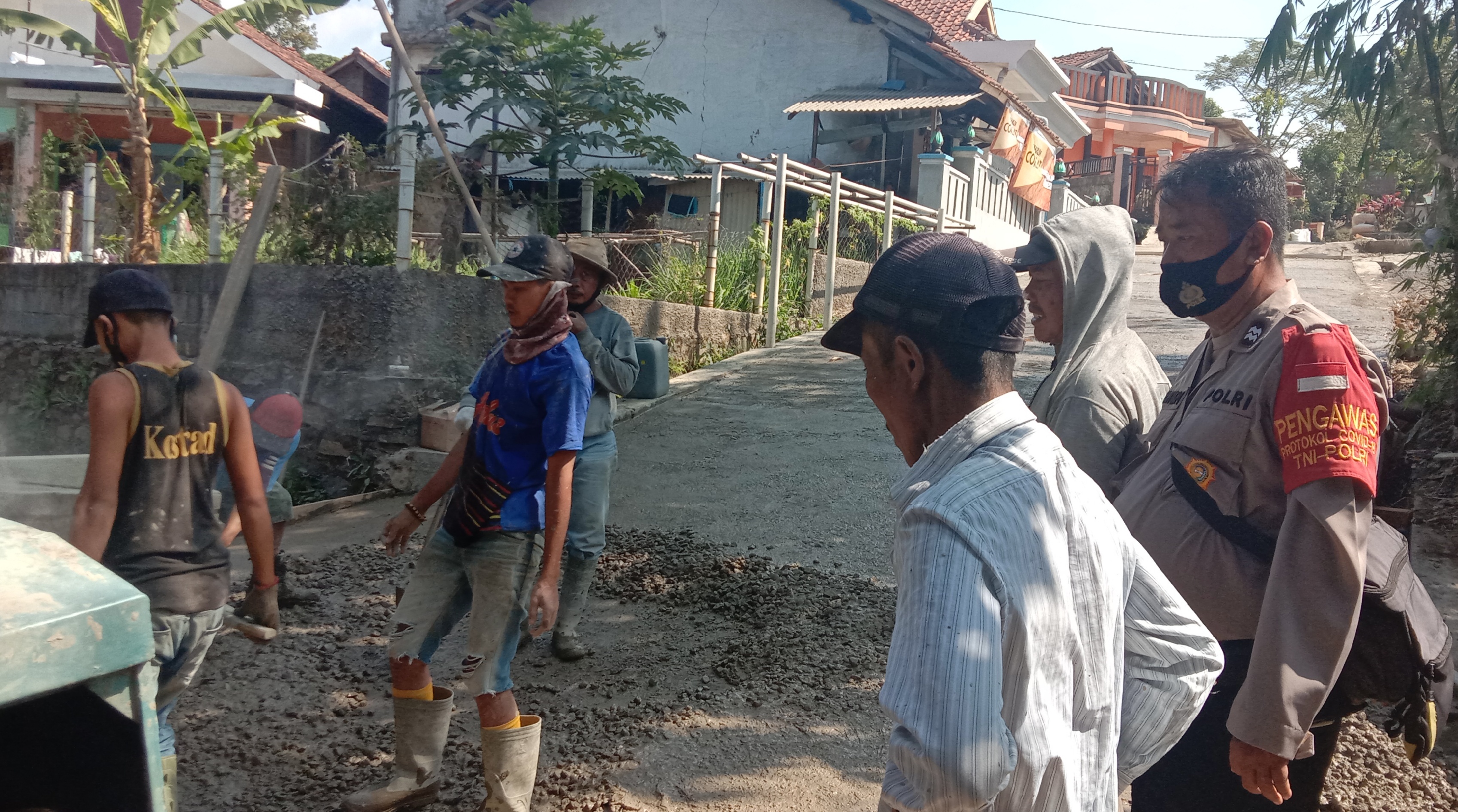 Bhabinkamtibmas Desa Pasilmulya, Kawal Kegiatan Pembangunan Jalan Lingkungan