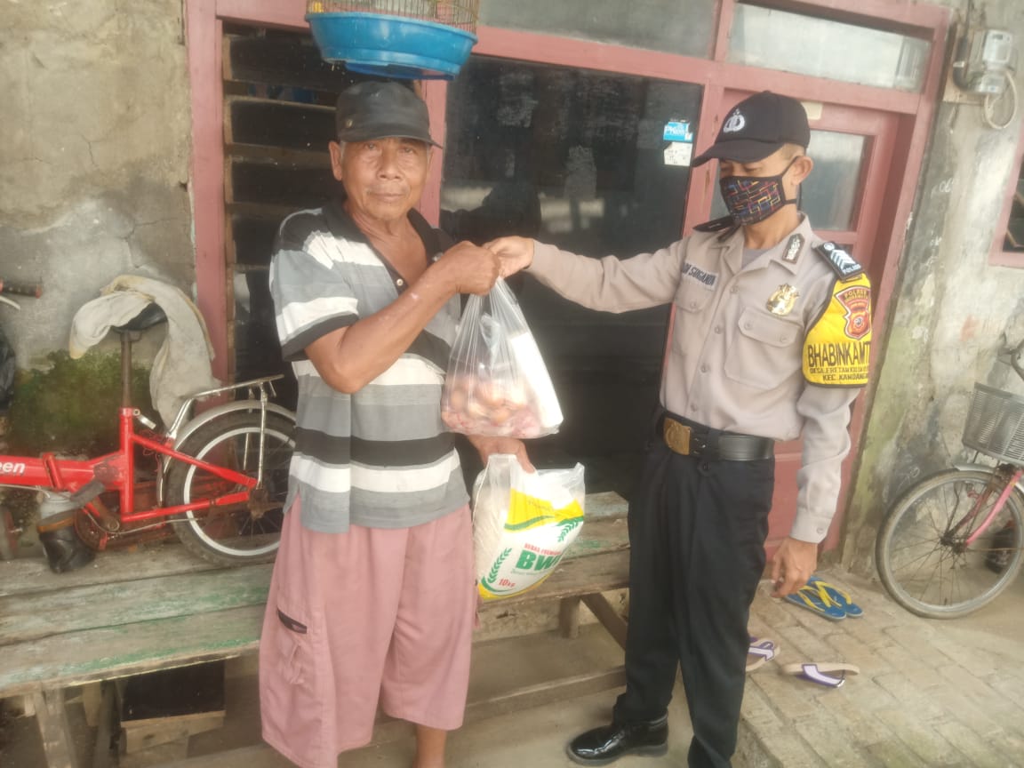 Jajaran Polsek Kandanghaur Kawal Pendistribusian Pembagian Bansos