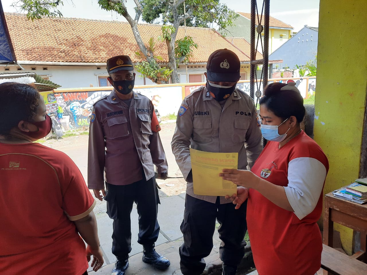 Sat Binmas Pasang Pamflet Perwal dan Perbup Pemberlakuan PPKM Darurat.