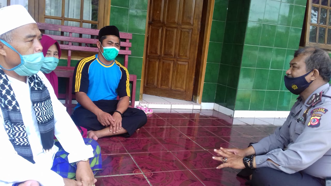 Personel Polres Majalengka Polda Jabar Sambangi Tokoh Agama Sosialisasikan 3M Protokol Kesehatan
