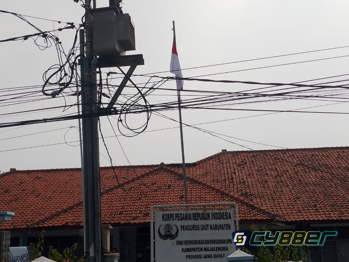 Pihak Disdukcapil Majalengka Respon Cepat Kritik Masyarakat, Bendera Merah Putih Usang dan Sobek Langsung Diganti Baru
