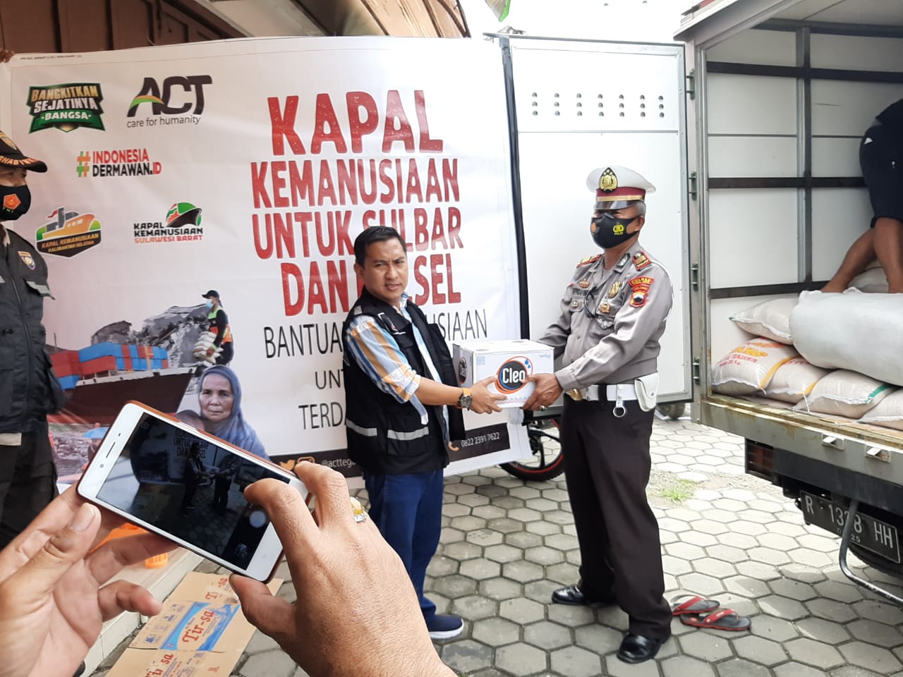 ACT Tegal Salurkan Bantuan Kemanusiaan Pada Korban Bencana di Sulawesi Barat dan Kalimantan Selatan