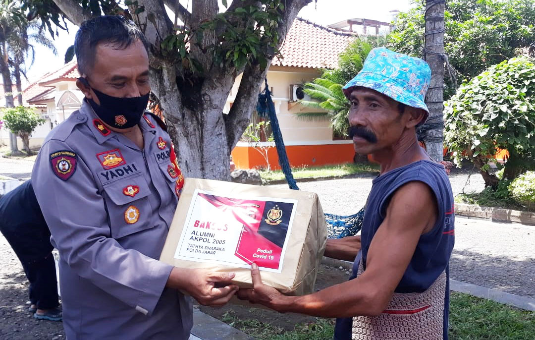 Alumni Akpol 2005 Baksos Pada Warga Terdampak Covid-19