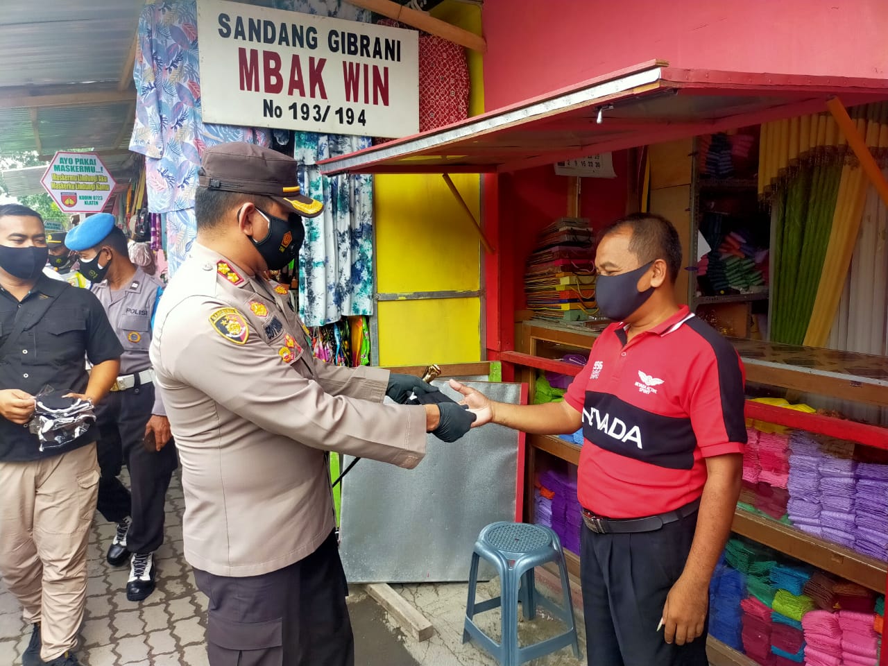 Gabungan Polres Klaten dan Kodim 0723/Klaten Melaksanakan Pembagian Masker Kepada Warga Masyaraka