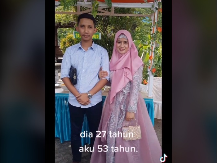 Heboh!! Nenek Satu Cucu Pamer Hubungannya dengan Brondong di Tiktok