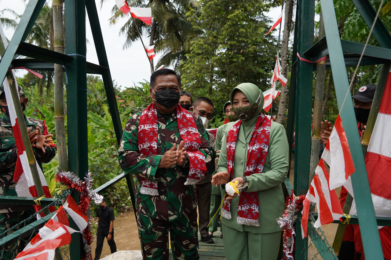 Danrem 062/TN Mendampingi Pangdam lll/SLW Meresmikan Jembatan Gantung Siliwangi