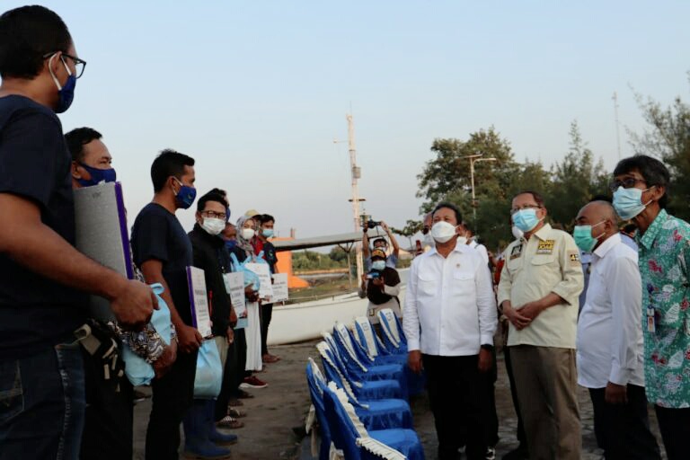 Menteri Trenggono Tinjau PPNP dan Beri Bantuan Kepada Nelayan