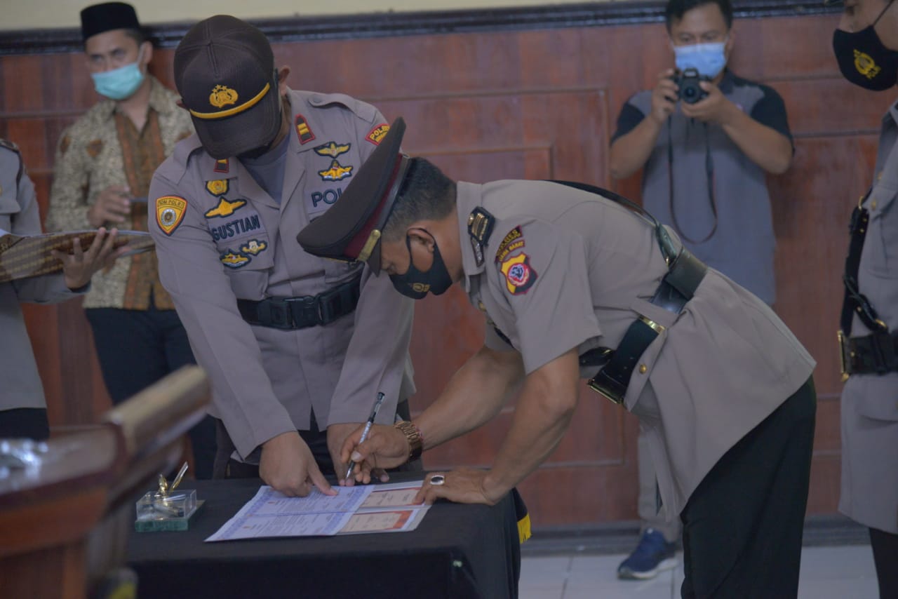 Kapolres Indramayu  Pimpin Proses Serah Terima Jabatan Tiga Pejabat Utama